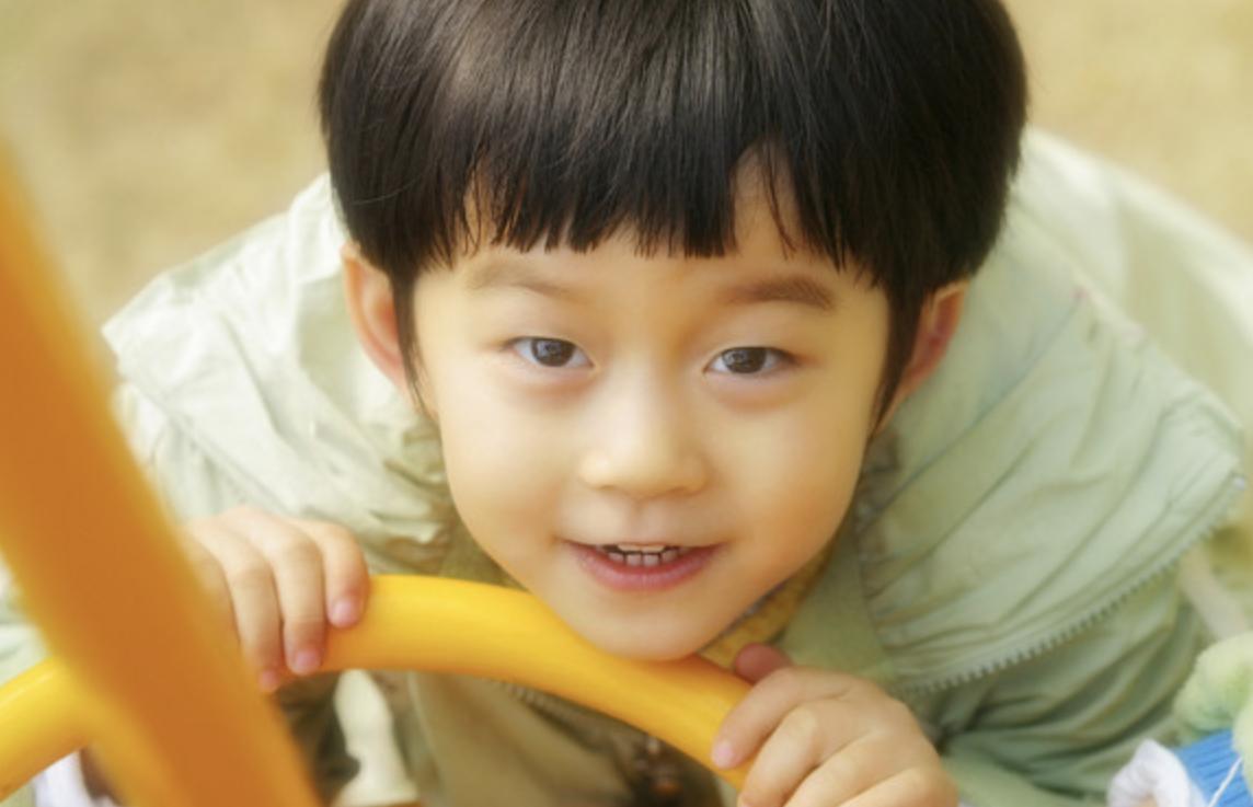 男孩被妈妈带进女厕所，趴地挨个偷看隐私部位，为何家长性无知？