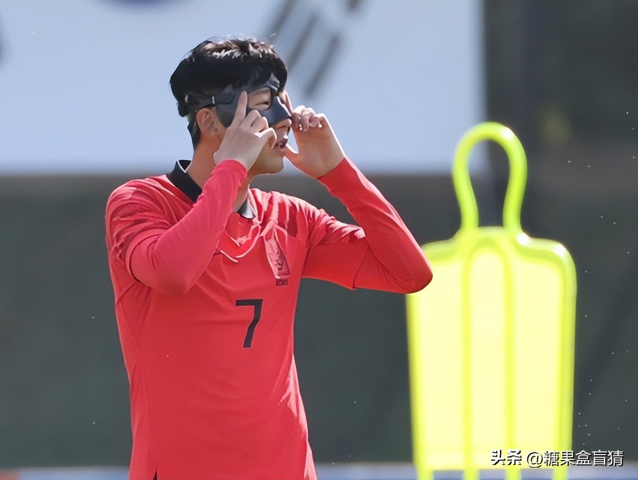 孙兴慜为什么要戴面罩参加世界杯,孙兴慜帮助韩国队夺取世界杯