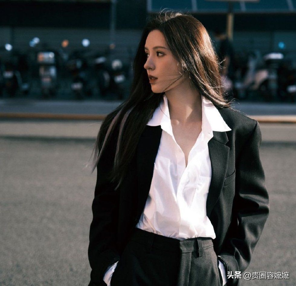 张予曦黑色包臀裙加西装,张予曦职业西装