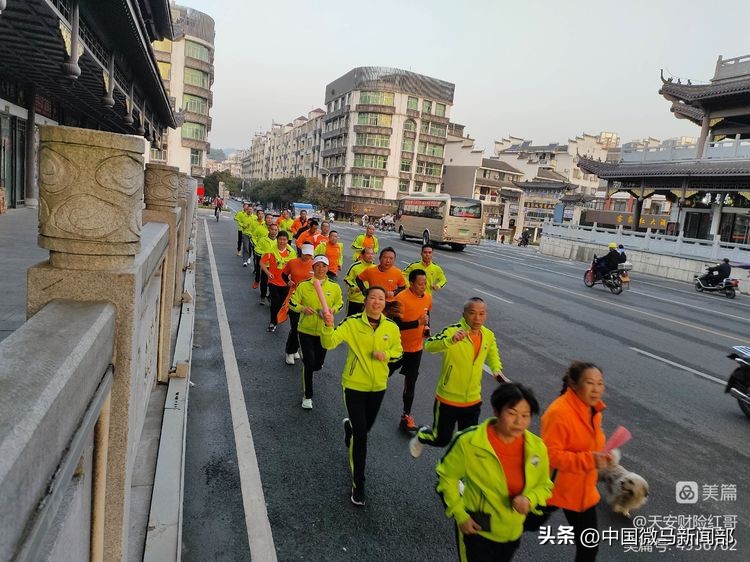 向雷锋同志学习60周年纪念活动,向雷锋同志学习题词视频