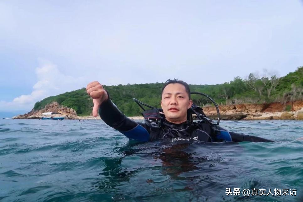 40岁养鸡一年能赚多少钱,养鸡1万只鸡一年赚50万