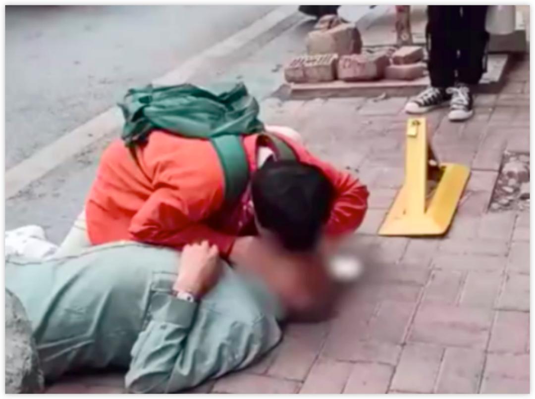 【法治热点早知道】男子托人代买彩票，开奖后才支付购票款，彩票中奖48万元，奖金该归谁？法院这样认定！