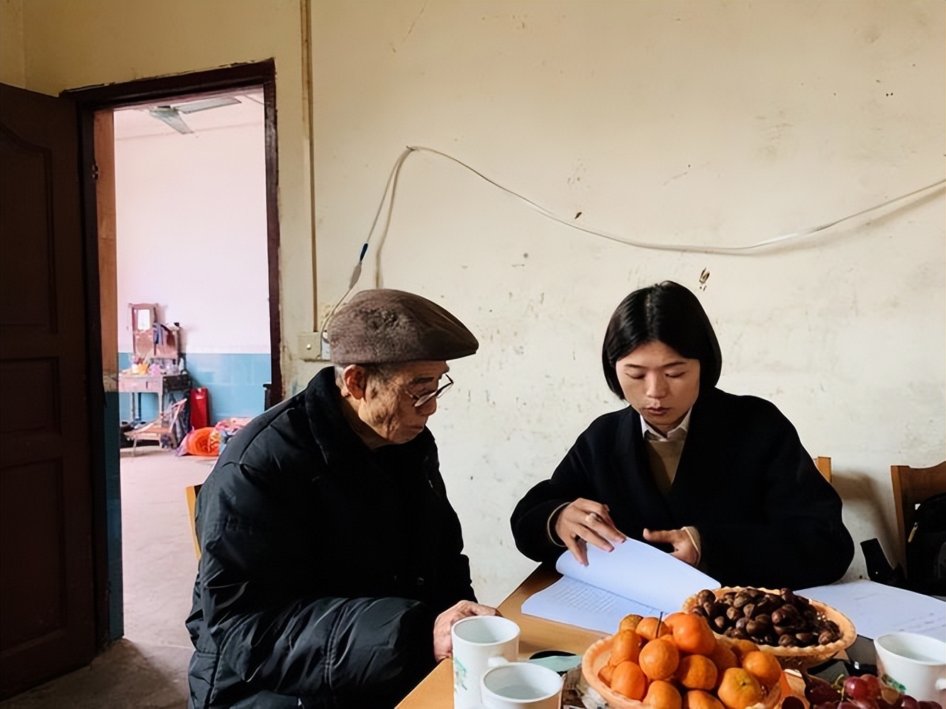 男老师因“强奸”女学生入狱10年，出狱后，女学生集体为老师喊冤