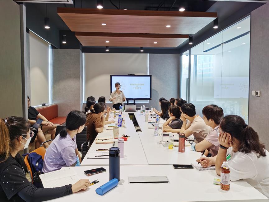 以强大师资力量为基石，益乐宝老师获赠锦旗