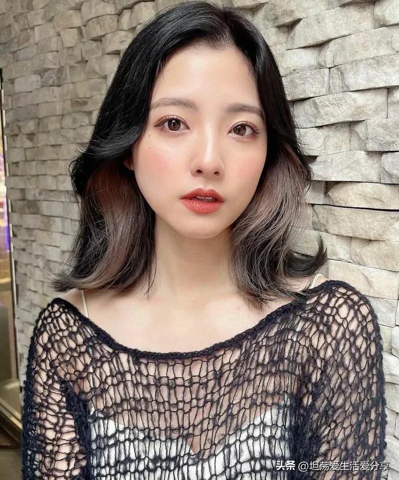 两边翘起来的发型有氛围感,散发发型既简单又俏皮