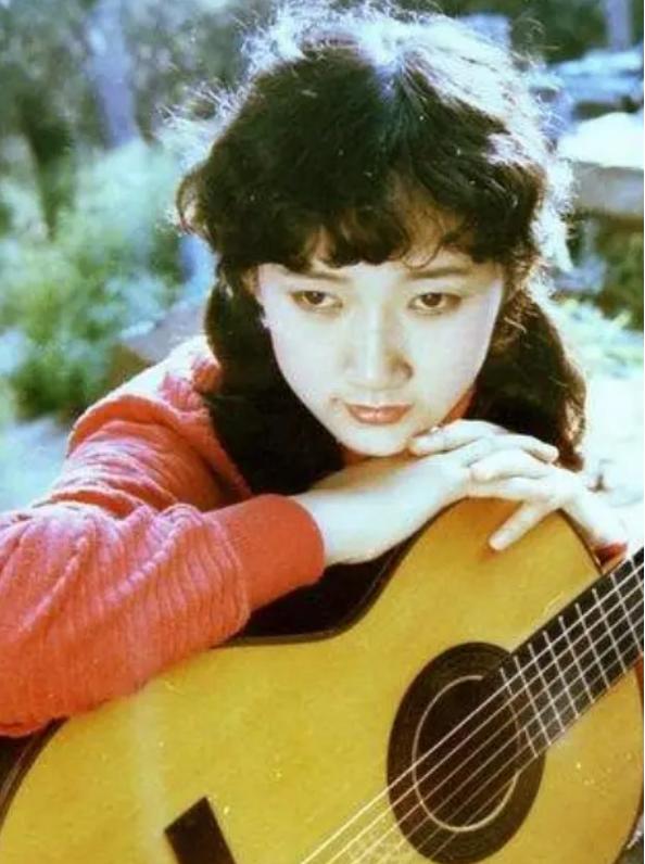 歌手成方圆年轻时候的照片,成方圆是80年代的当红歌星