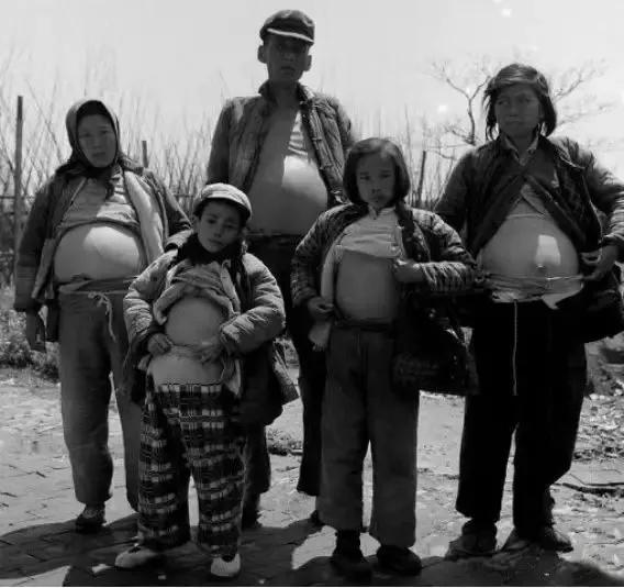 玛丽莲梦露与两个男明星的照片,玛丽莲梦露仰着头拍的黑白照