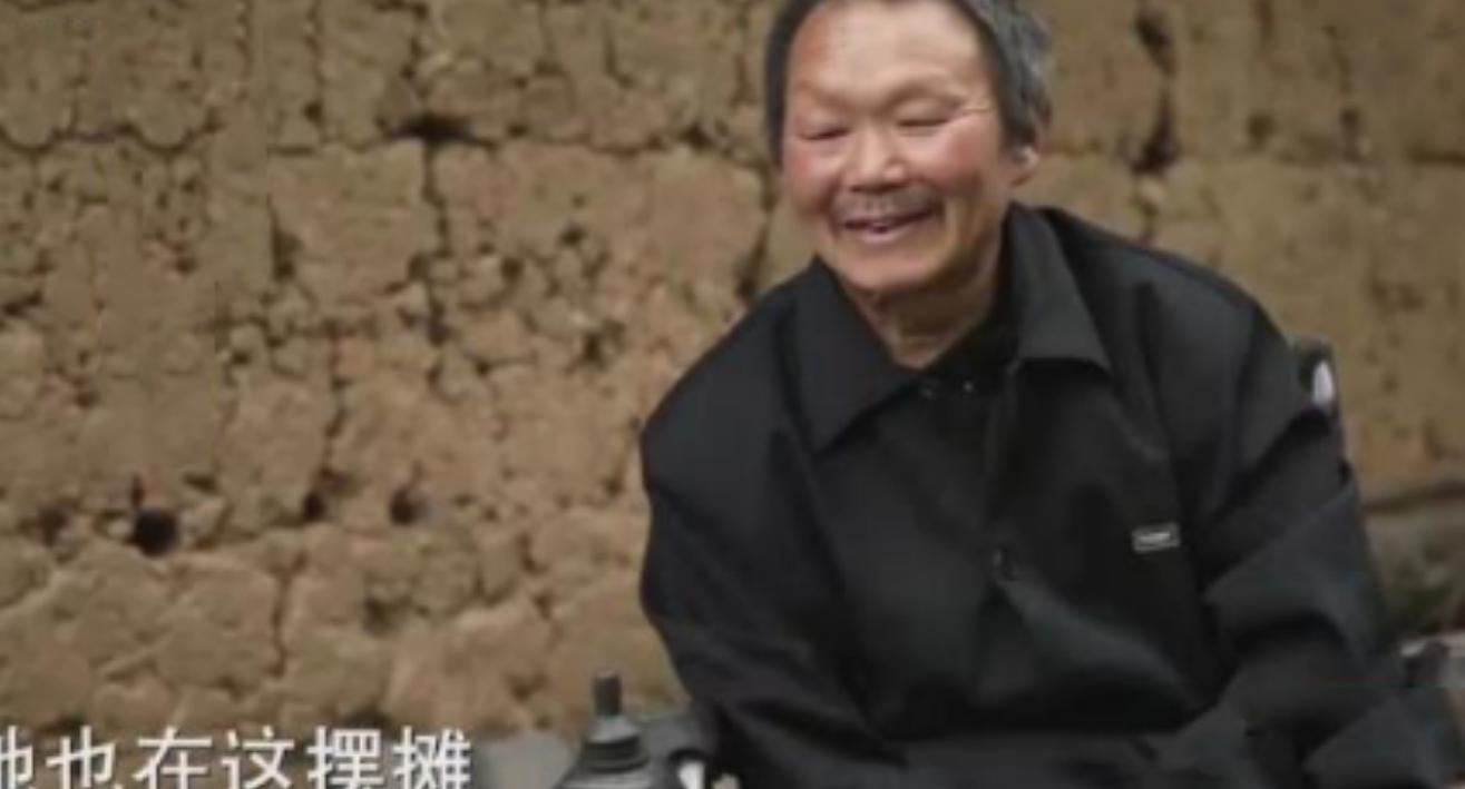 截瘫小伙坐轮椅徒步,59岁男子高位截瘫