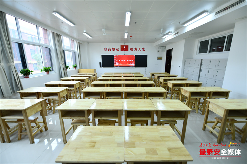 记者探访泰安三中新校,参观泰安三中新校采访