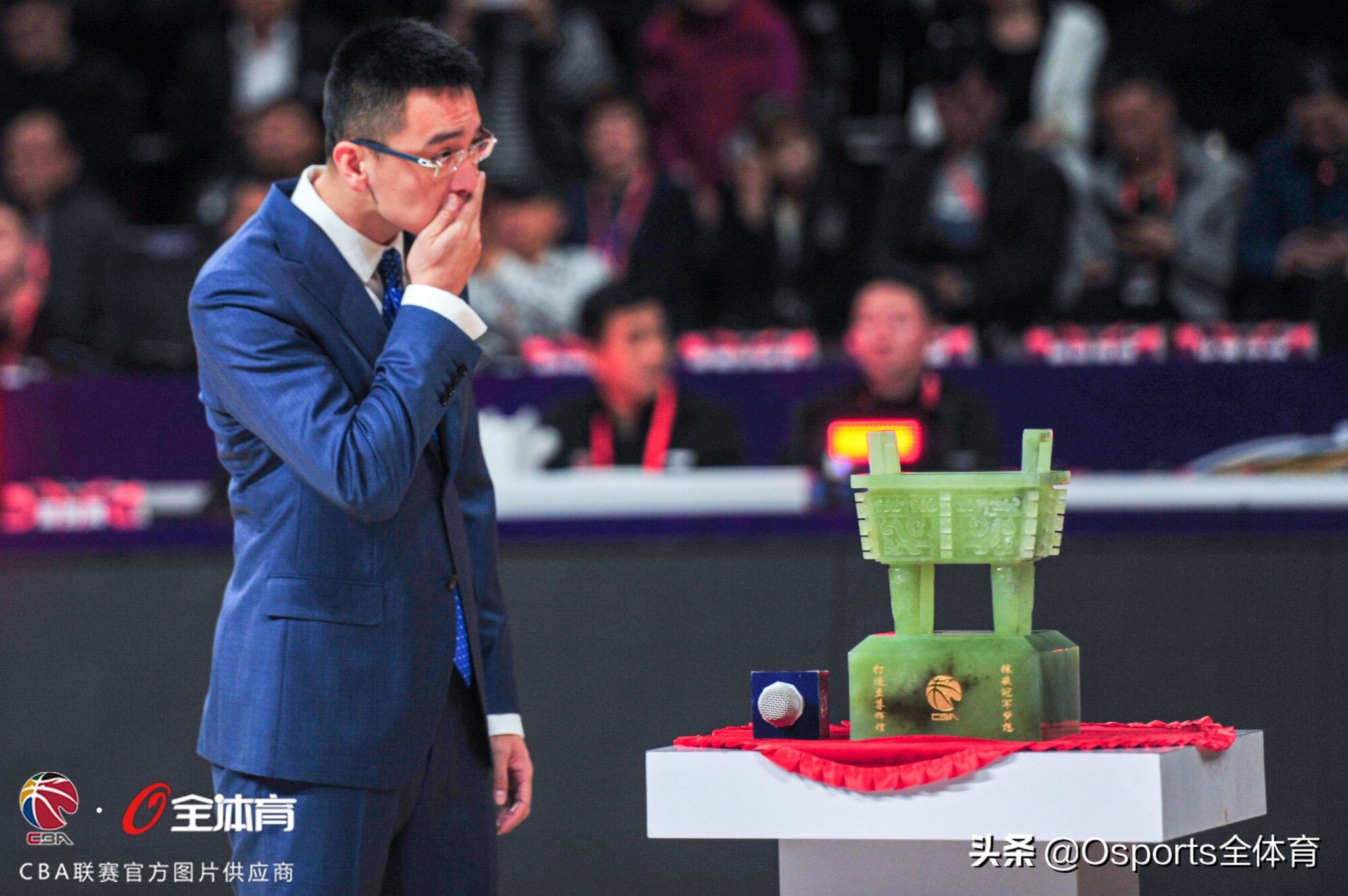 cba教练杨鸣为啥不能站起来,cba儒雅教练杨鸣名场面