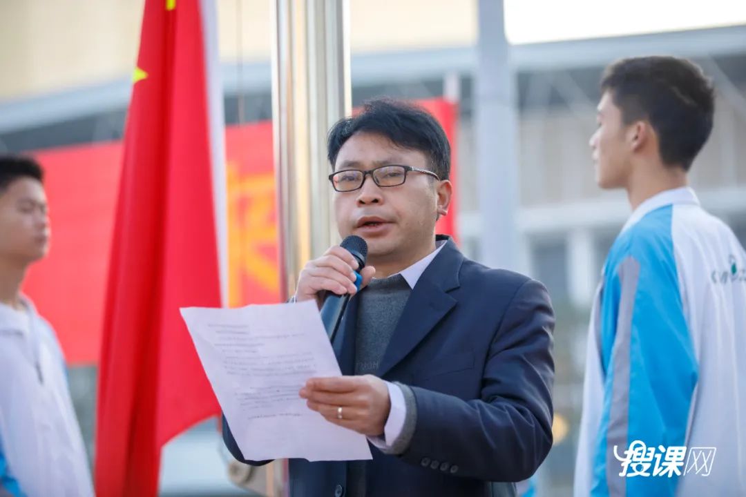 3000多名师生传递国旗为祖国庆生,开学典礼百人传旗