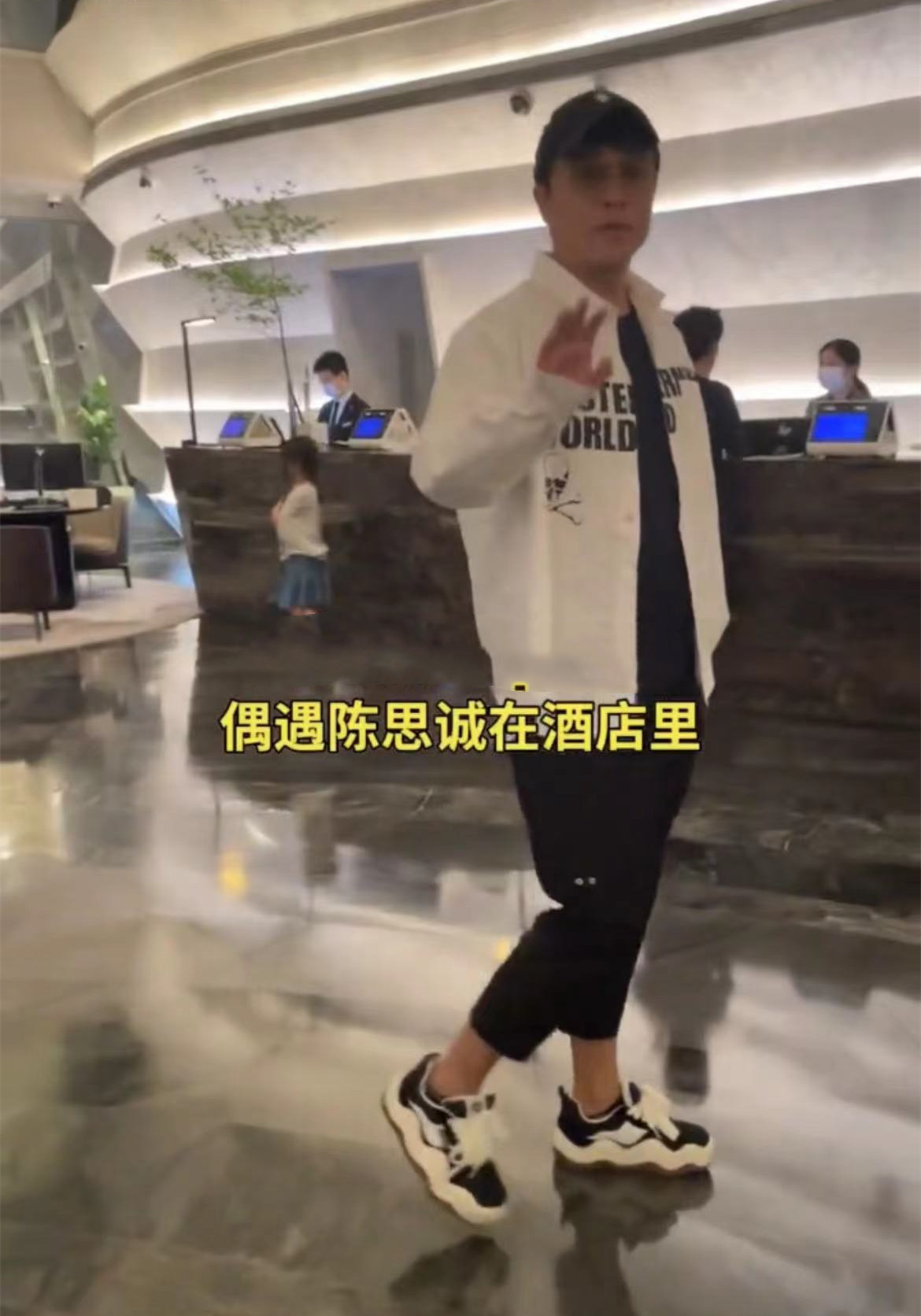 陈思诚现身酒店视频,陈思诚酒店夜会两女