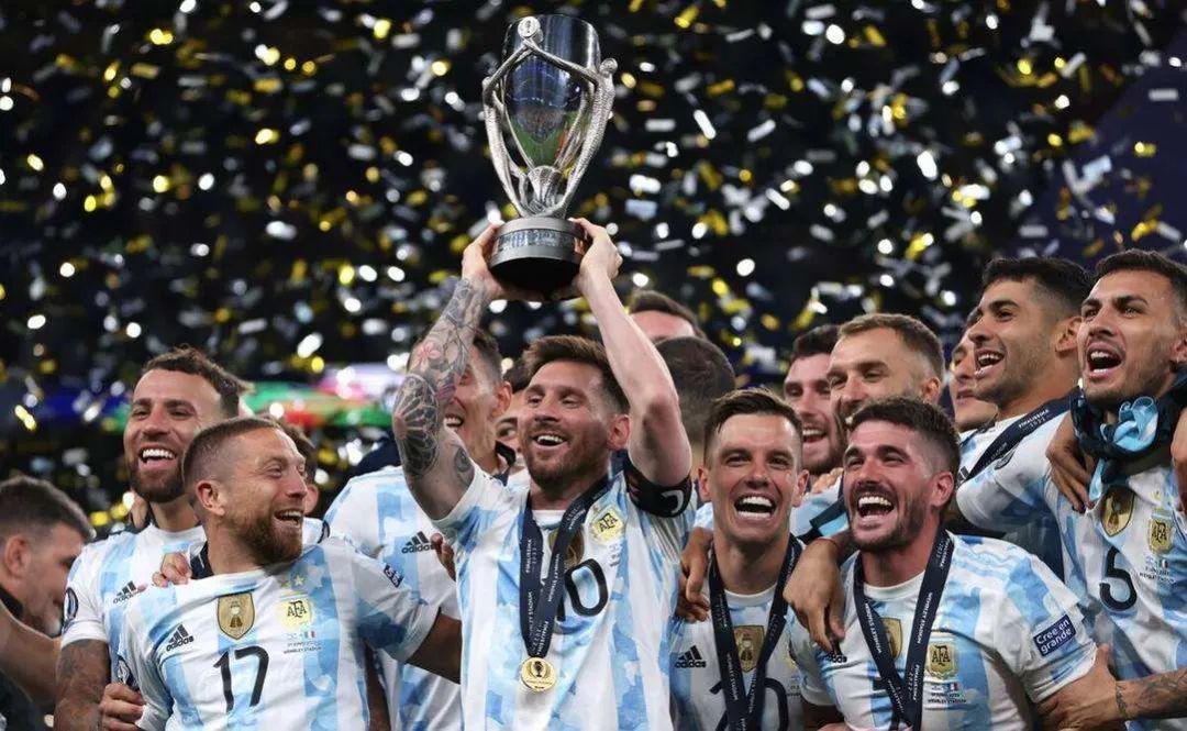 梅西终于如愿捧起大力神杯,梅西夺冠时刻大力神杯卡点