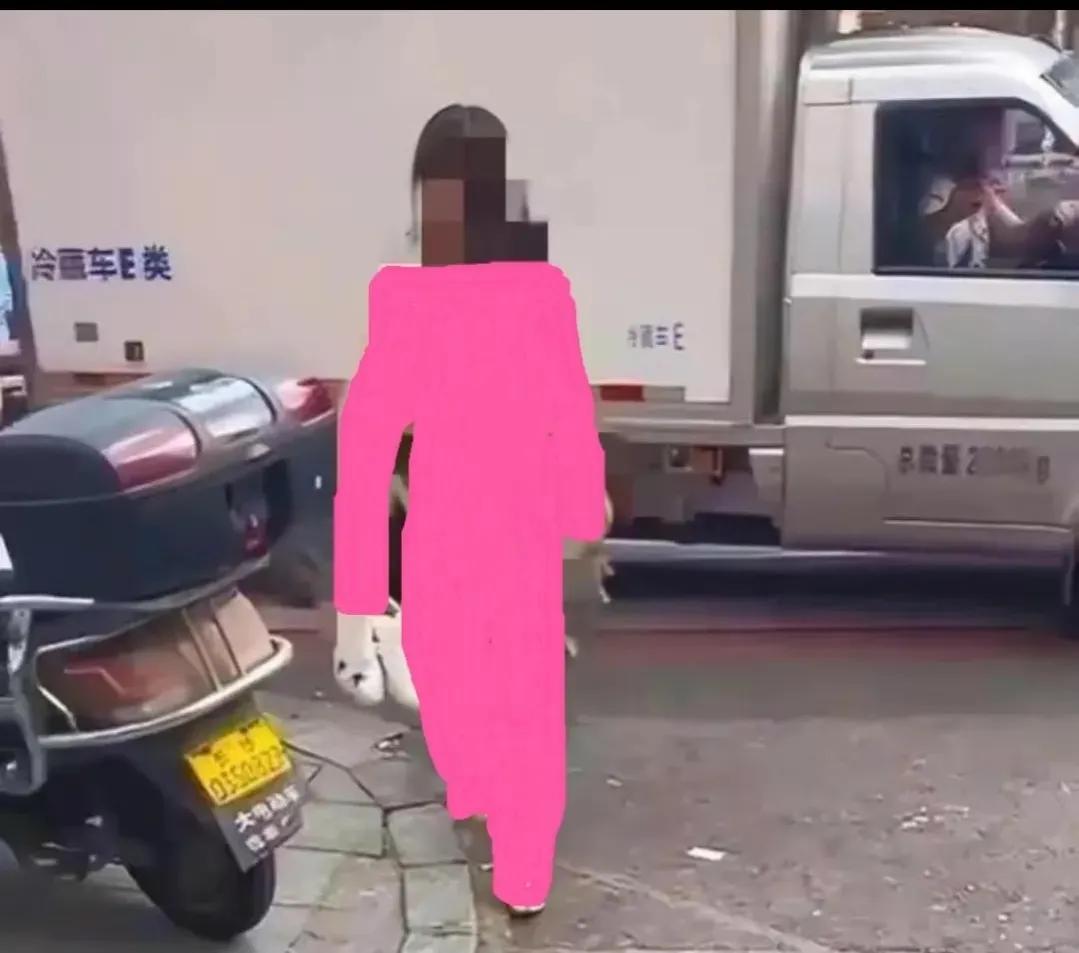 长沙女子坦诚相见街上行走,只因:男友买的不穿!更多毁三观爆料