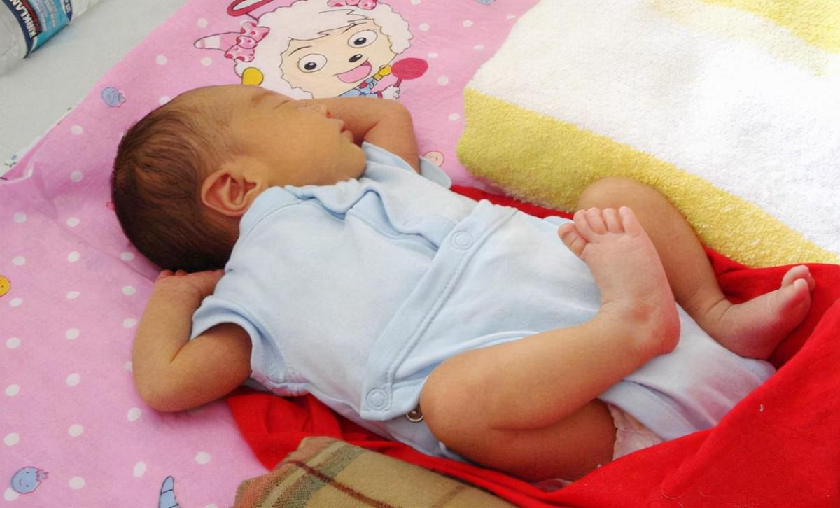 宝宝困了都不肯睡觉怎么回事,宝宝很困却不肯睡觉