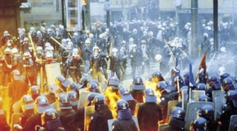 *鱼岛钓**属于中国!这群戴白头盔的日本人,为何会喊出这种口号?