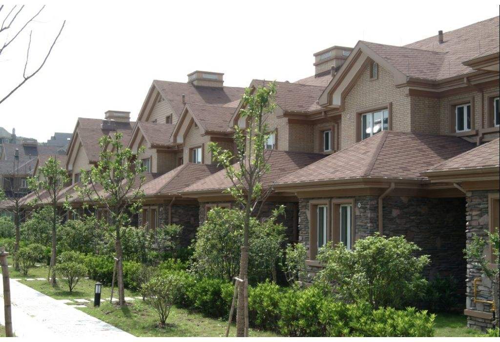 水泥瓦别再用了，换这种封顶美观还防水，彻底告别雨天噼里啪啦声