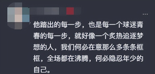 球迷冲进球场拥抱梅西后续被合影,球迷冲进球场拥抱梅西被摁倒在地