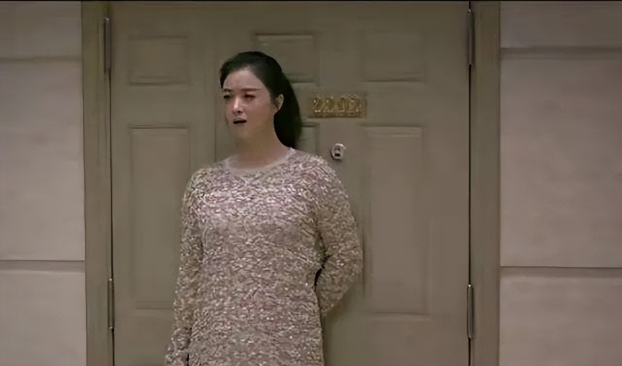 没了美颜滤镜，谁在装嫩一目了然，麒麟臂、水桶腰、满脸皱纹沟壑