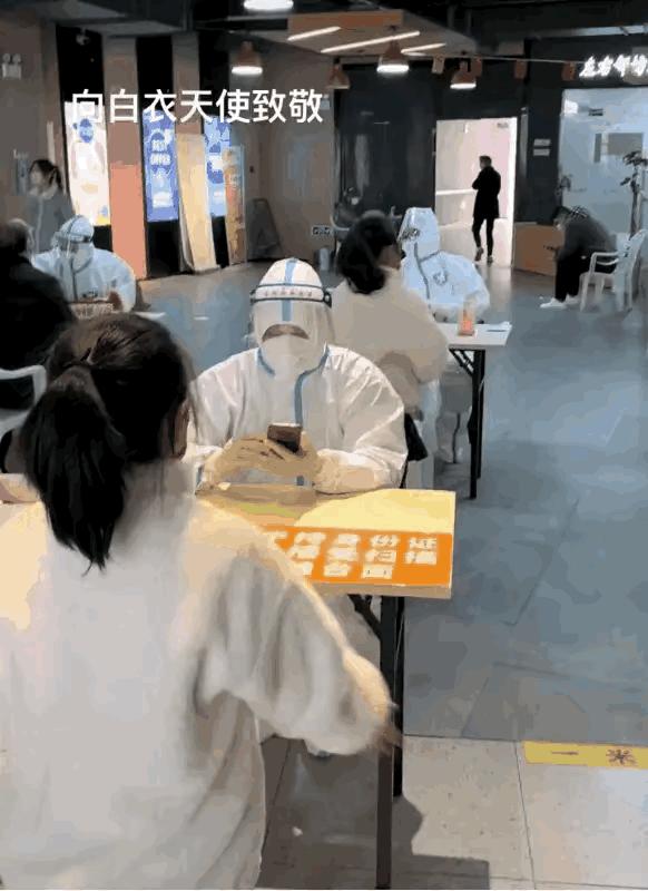 神鸟关注|感恩还是蹭流量?“萌娃”给“大白”跳舞致谢引争议