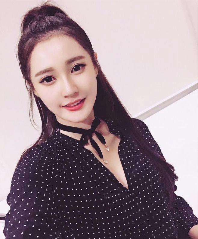 马来西亚顶级美人，坐飞机开豪车穿大牌，厨房都不忘秀A5腰