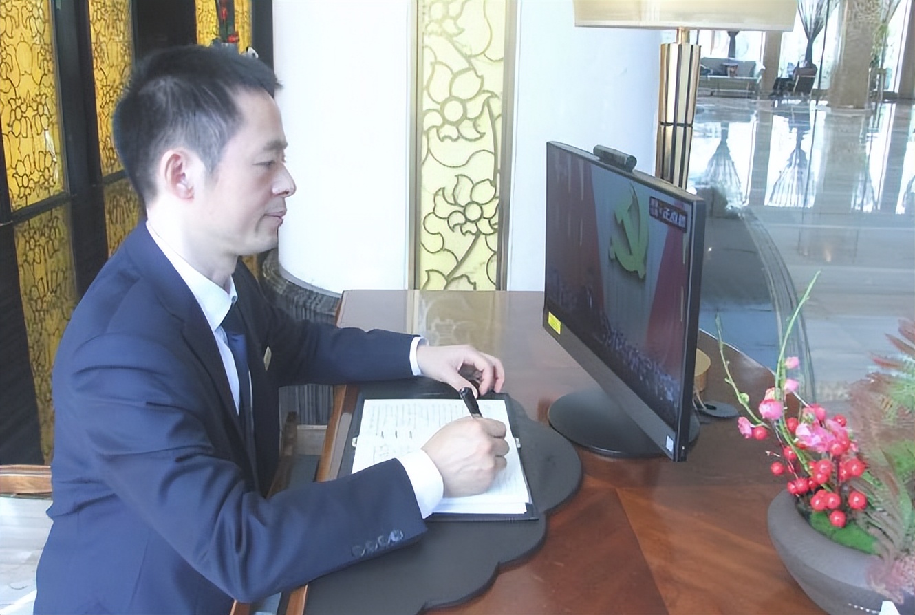 踔厉奋发新征程凝心聚力向未来——成都望江宾馆组织*党**员干部团员青年集中收看*党**的二十大现场直播