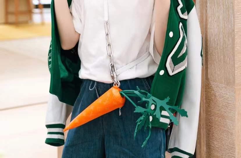 顶流卖丑大翻车！11万的透视裤、露奶衫，25万的飞机包，狗都不买