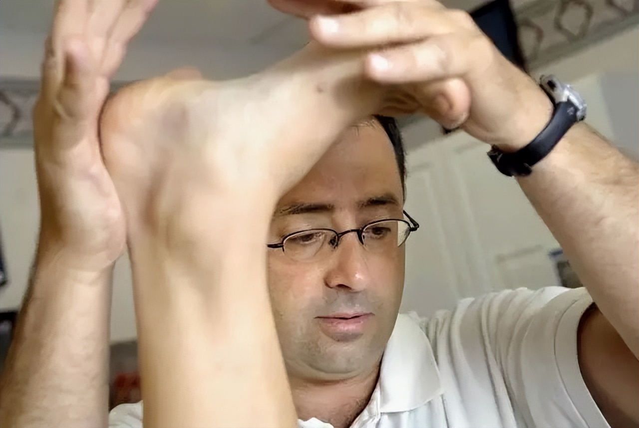 前美国体操队队医纳萨尔性侵犯案,美国队医纳萨尔治疗教学视频