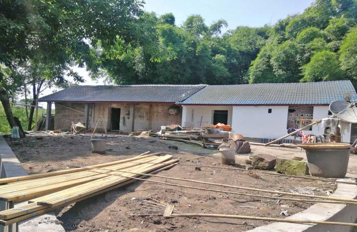 自建房房顶琉璃瓦利弊,树脂瓦红顶白底好用