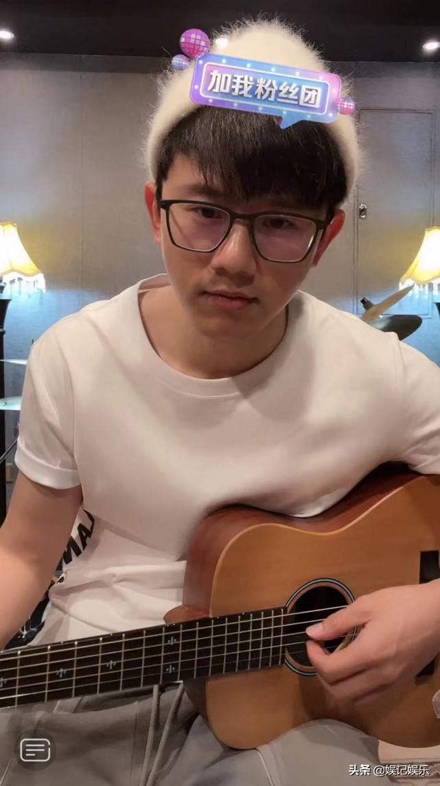 张杰跟谢娜分隔两地，杰哥在家照顾仨孩子，哄娃方式超温柔