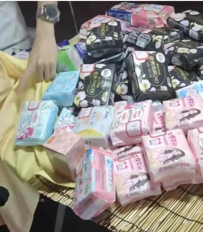 小伙街边卖卫生巾遭掀摊,男子街边卖卫生巾原视频