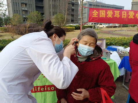 社区开展家门口义诊活动,南京现场义诊