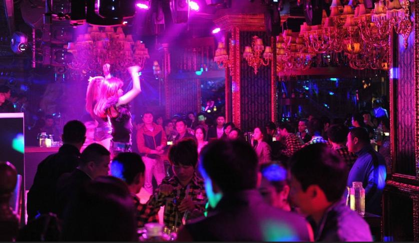 44岁男子每月5万*养包**18岁女生，发生关系后，女生数钱发现是冥币