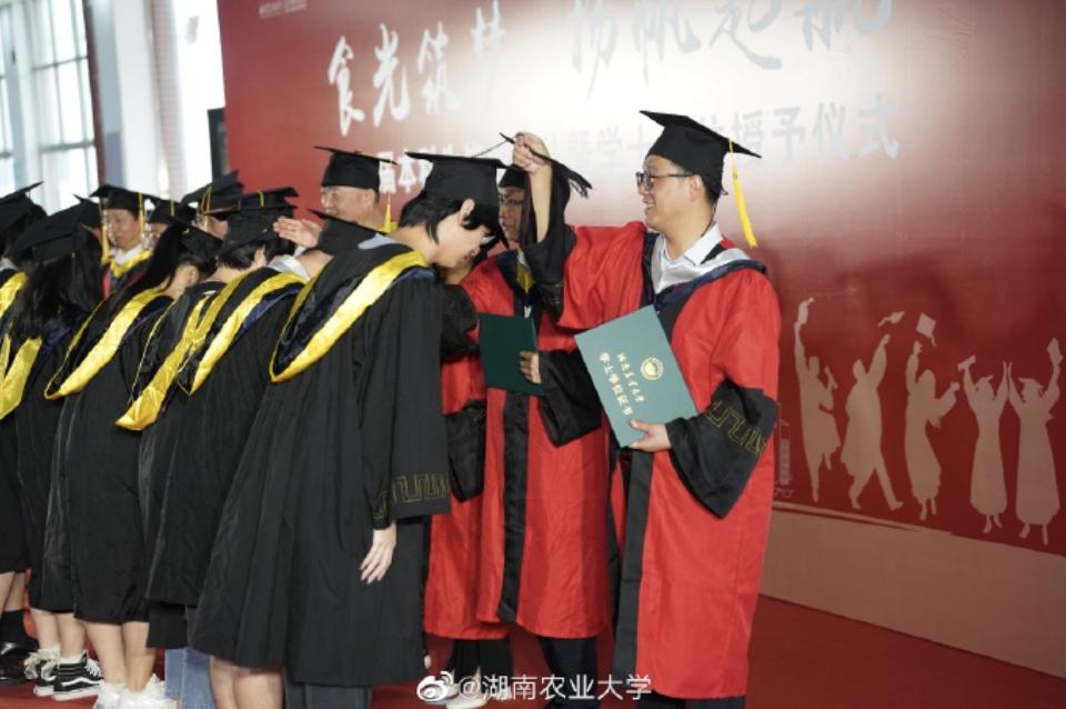 边吃席边毕业！戒指、饭票、印章……这样的毕业礼物我也想要→