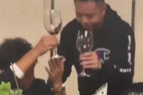 为还每月60万的房贷，54岁李克勤频上综艺，酒桌上被灌酒显疲态