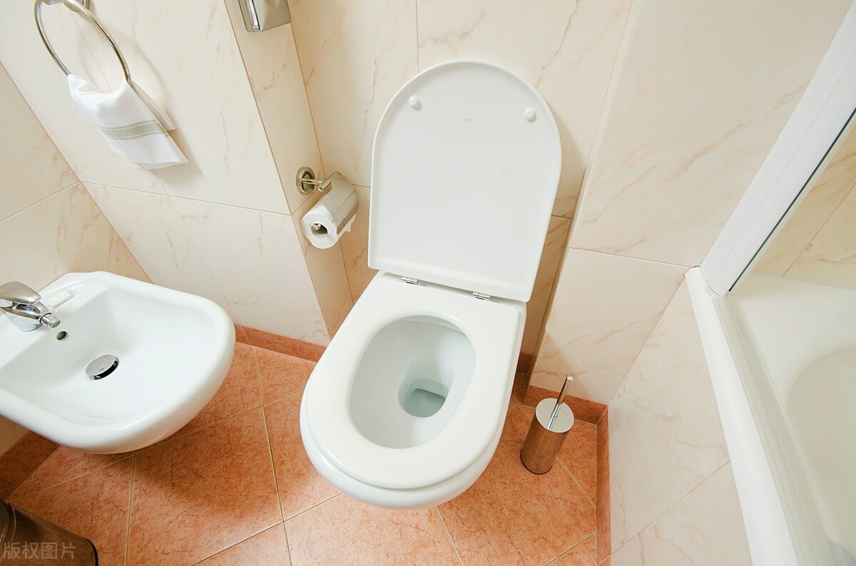 马桶堵了？用上一个塑料袋就能快速疏通，不用花上百元请师傅掏