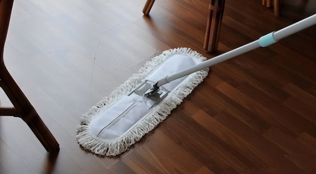 瓷砖地板拖地后会有水印如何解决,地板砖上有盐水印用什么能擦掉