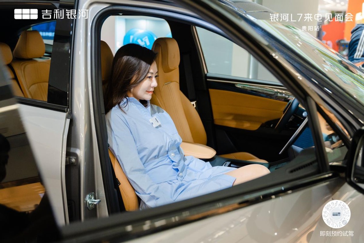 吉利银河l7110kmplus,吉利银河l7白色的好还是黑色的好