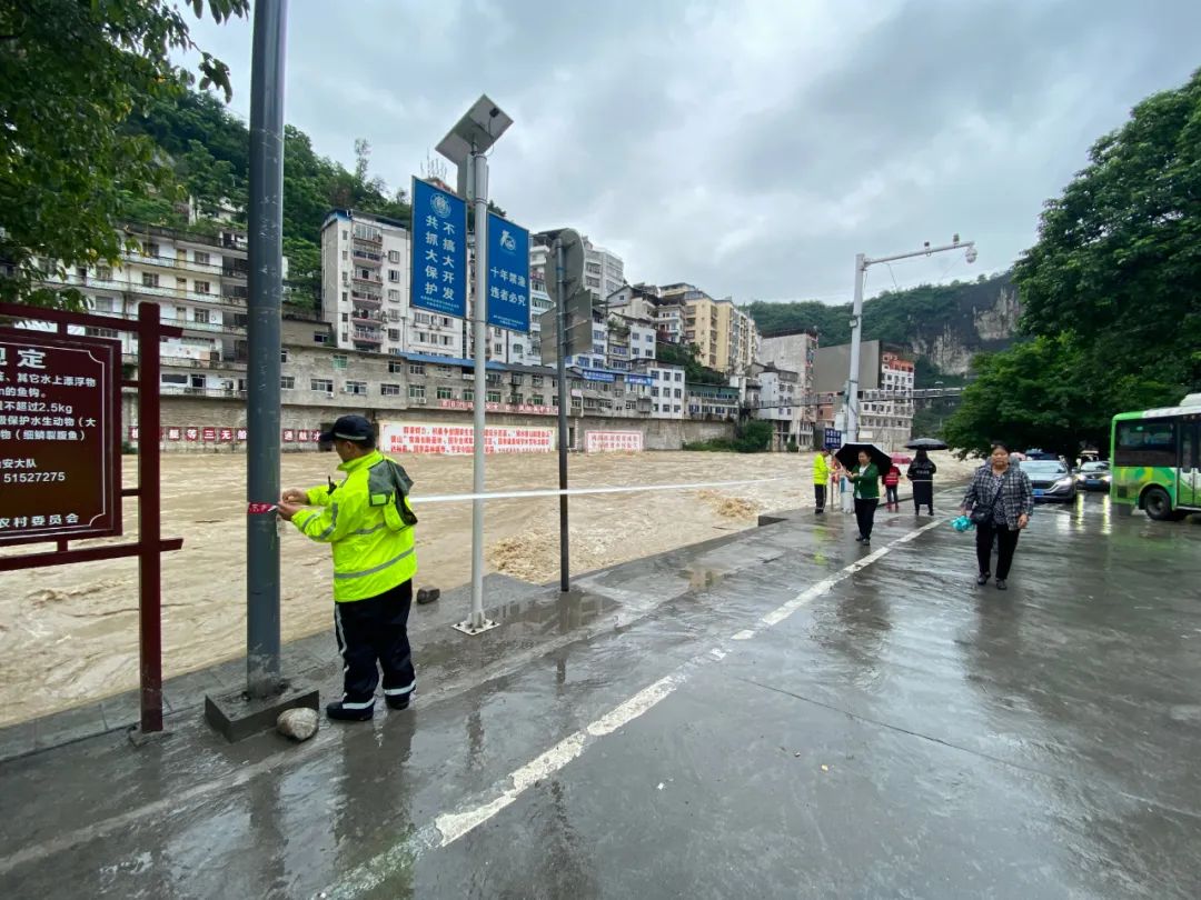 夏季行动|暴雨来袭，巫溪公安全力守护为群众撑起“平安伞”
