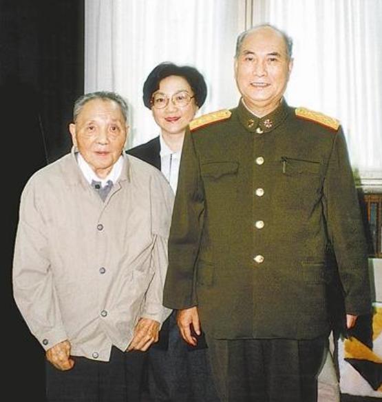 尤太忠看望*小平邓**,邓递来一支劣质香烟,尤:这烟不能抽,伤肺