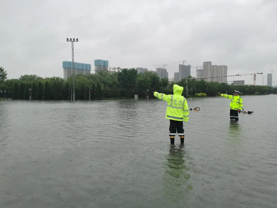 太原交警：窗外下着雨，我在守护你
