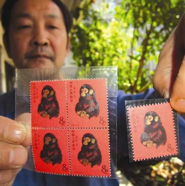 小伙拿一张猴票卖100万,80年代买猴票发财