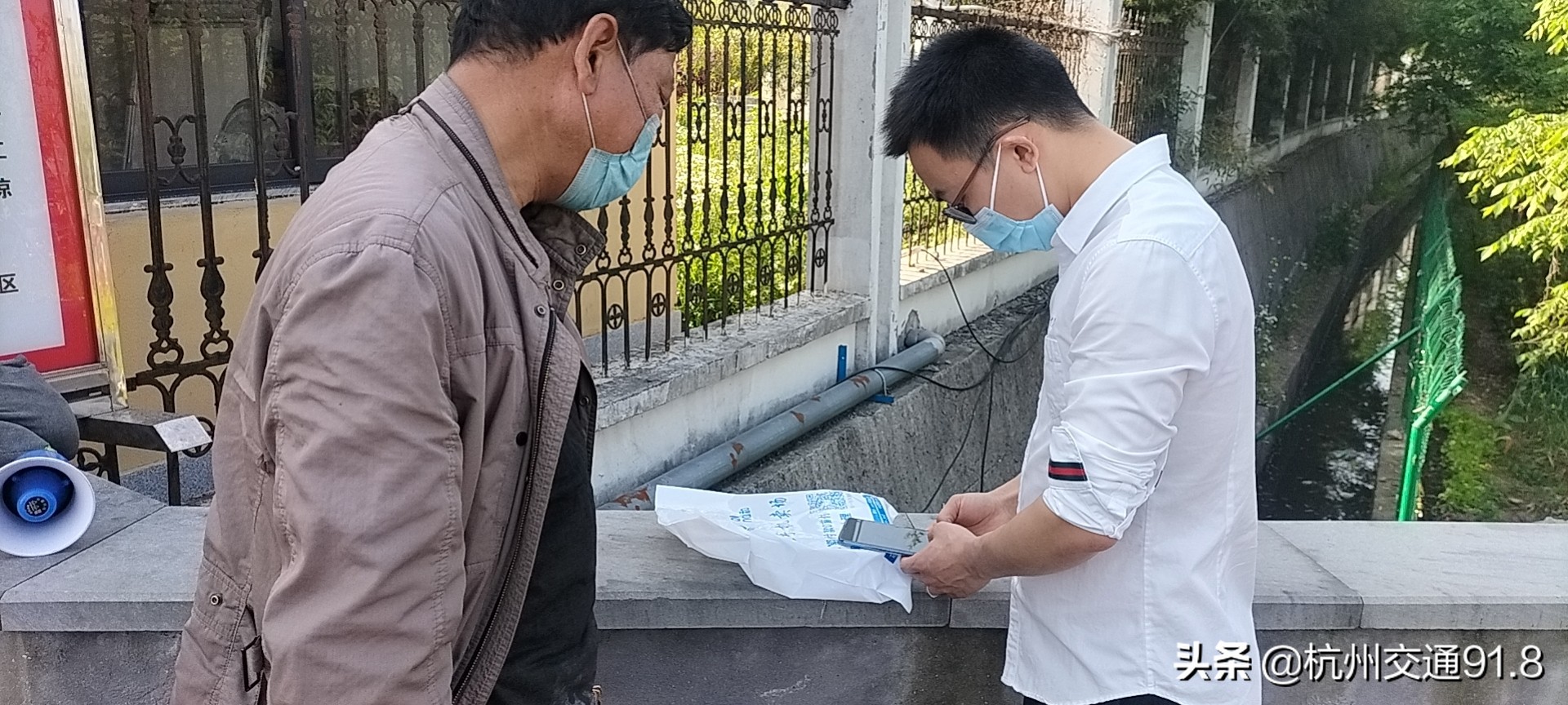 订餐送水、代买跑腿,让滞留杭州服务区的货车司机感受家的温暖