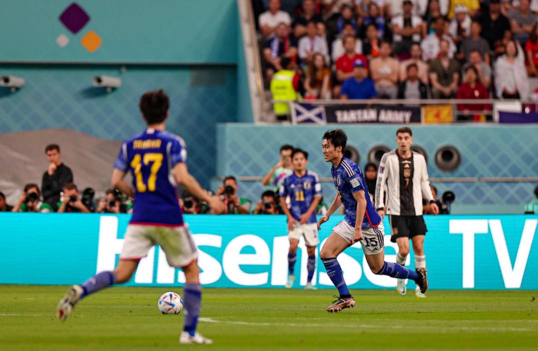 日本队全员冲入场内如同夺冠，日媒滑跪庆祝：史诗级巨人杀