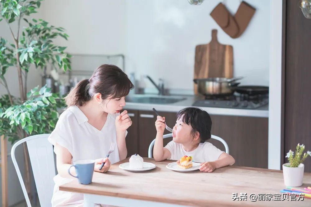 两个孩子，一个睡觉多一个睡得少，10年后的差距明显