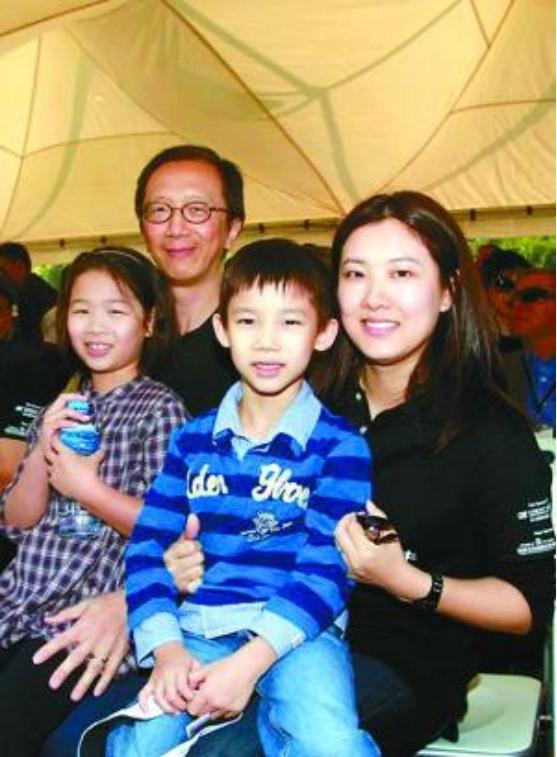 跳水女皇近况曝光,跳水王伏明霞净身出户