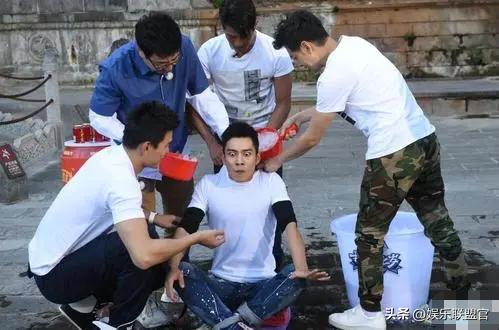 撩汉、乱认爸、男男接吻，这6位明星是没分寸感，还是“耍流氓”