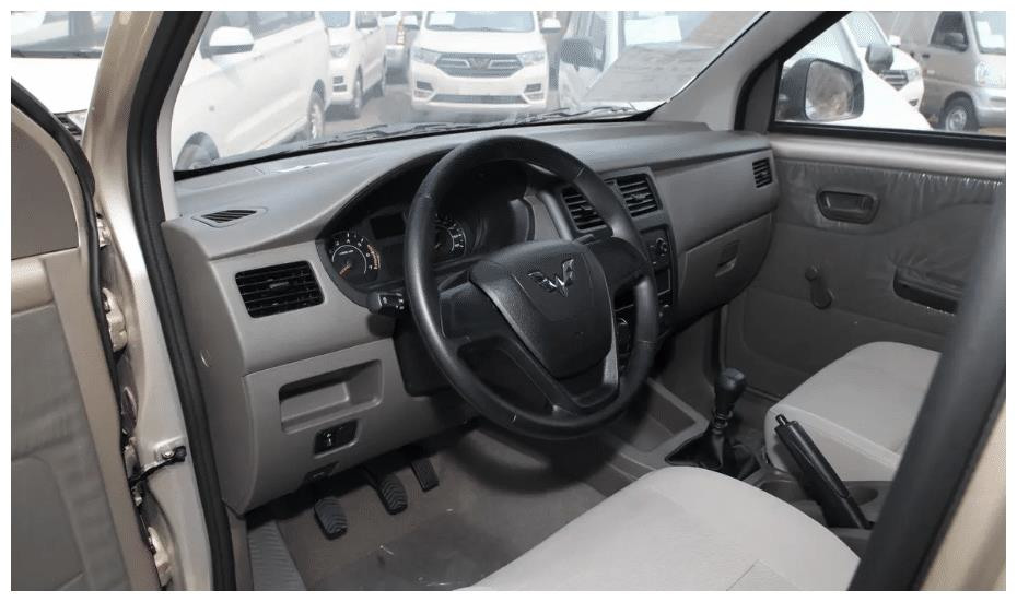 五菱荣光V：面包车中的战斗机，优缺点全面解析！