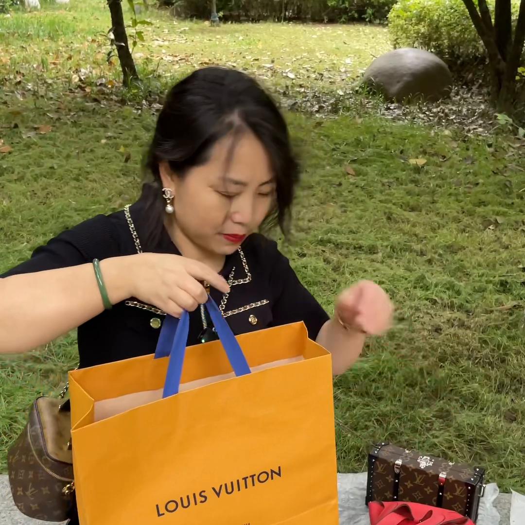 年终奖竟然发了一个爱马*仕？光看袋子一眼假！#南京回收