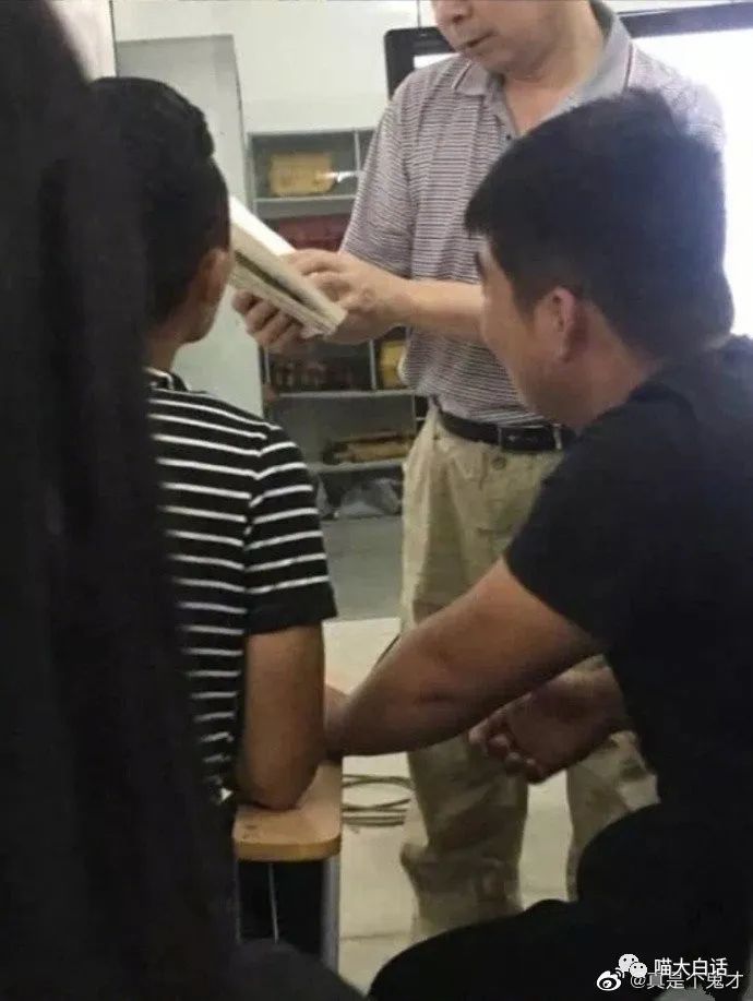 当富豪看到自己的国家队输球后...哈哈原来有钱人也会不高兴！